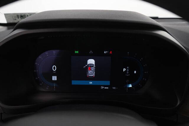 2023 Volvo XC40 B5 Ultimate Dark Theme