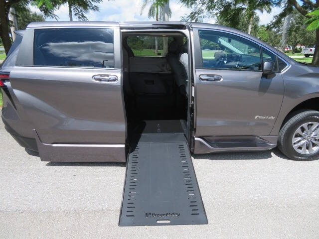 2024 Toyota Sienna XLE 7-Passenger