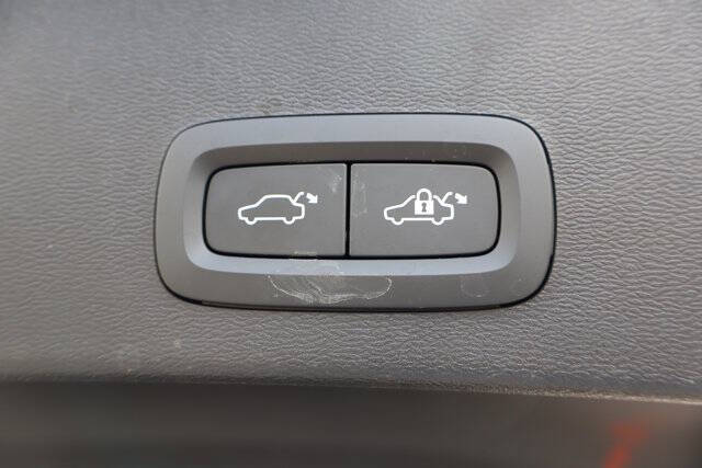 2023 Volvo XC40 B5 Plus Bright Theme