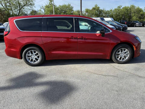 2027 Chrysler Pacifica Select