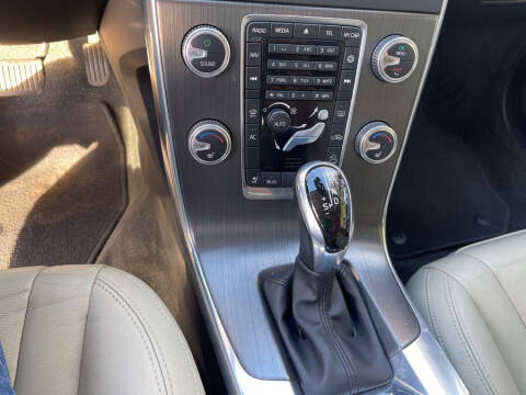 2015 Volvo V60 Cross Country T5