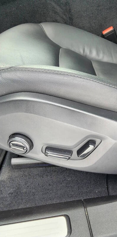 2025 Volvo XC60 B5 Core Dark Theme