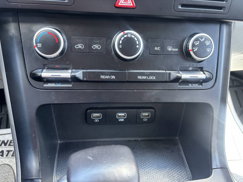 2023 Kia Carnival LX