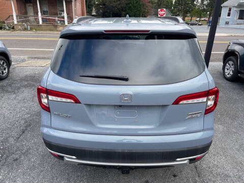 2022 Honda Pilot Touring w/Rear Captain's Chairs