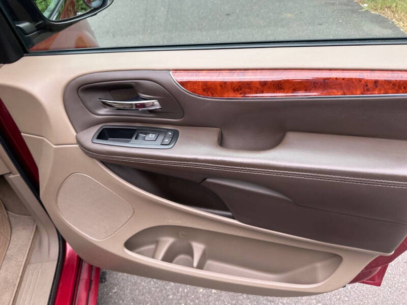 2014 Chrysler Town and Country Touring-L