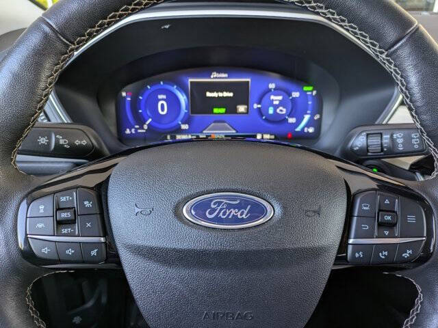 2022 Ford Escape Hybrid Titanium