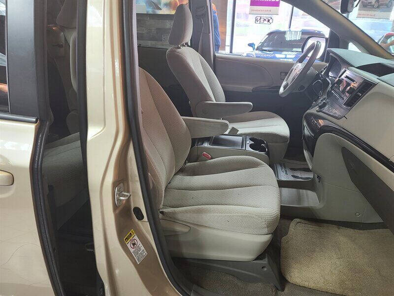 2014 Toyota Sienna LE 7-Passenger Auto Access Seat