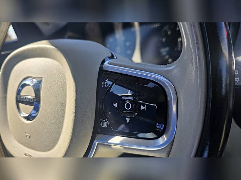 2017 Volvo XC90 T6 Momentum