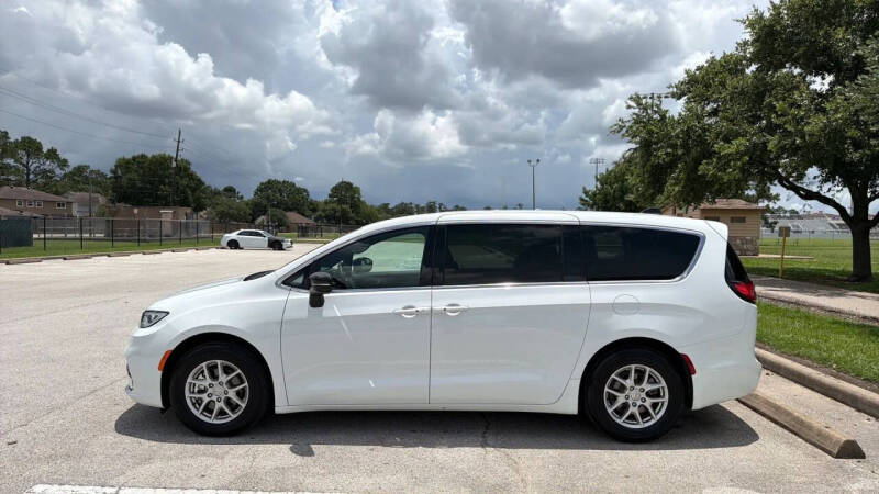 2025 Chrysler Pacifica Select