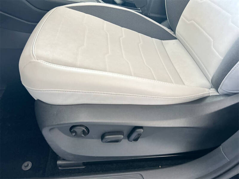 2025 Volkswagen Taos SE