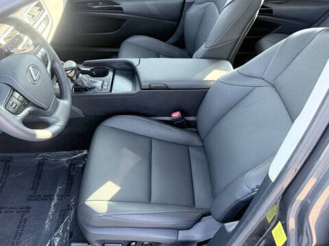 2025 Lexus ES 300h F SPORT Design