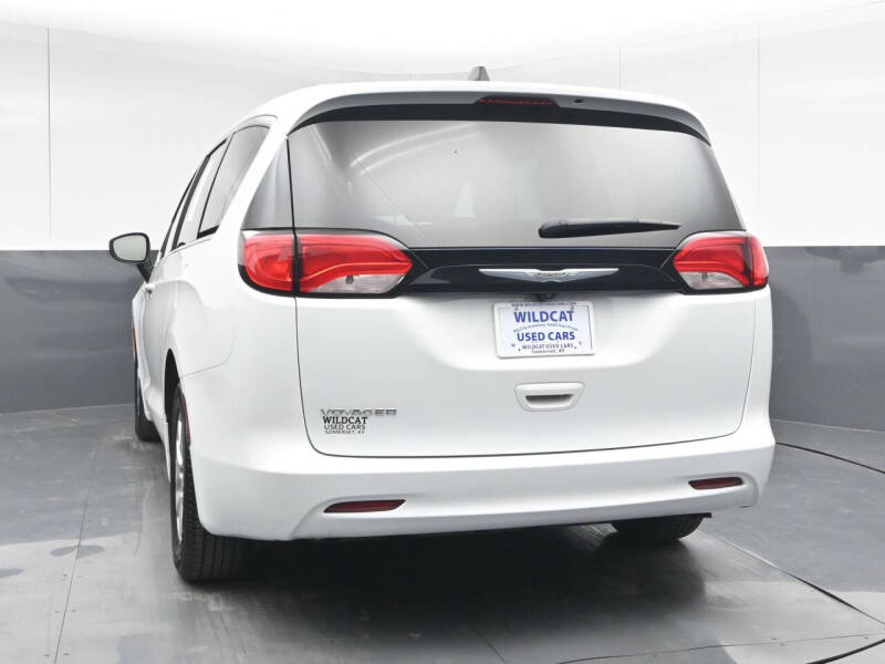 2023 Chrysler Voyager LX