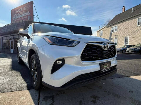 2022 Toyota Highlander LE