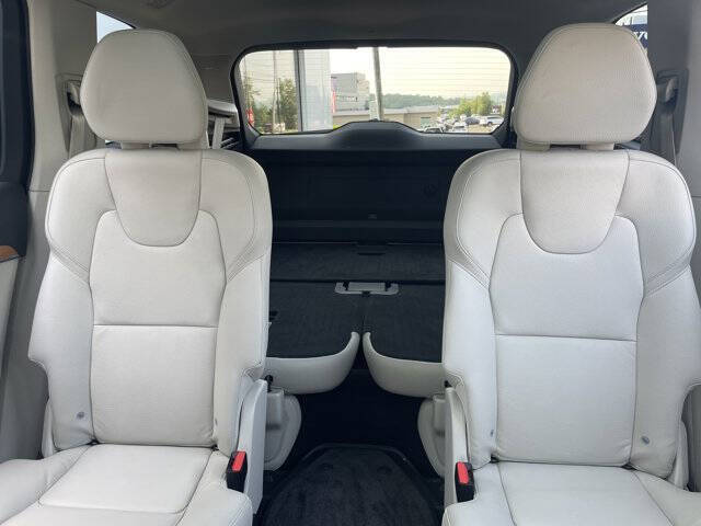 2022 Volvo XC90 T6 Momentum 6-Passenger