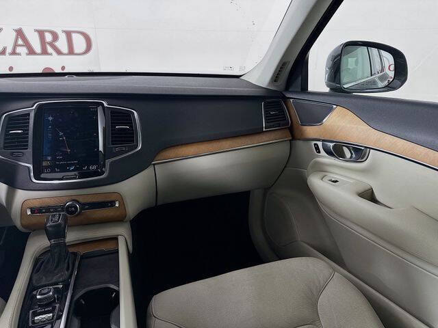 2021 Volvo XC90 T6 Momentum 7-Passenger