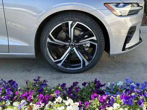 2024 Volvo S60 B5 Core Dark Theme