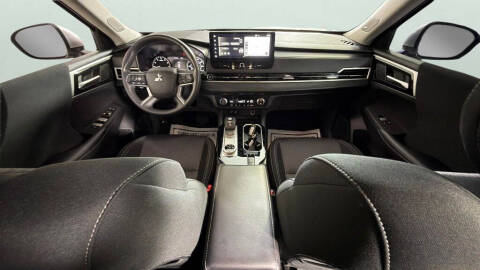 2025 Mitsubishi Outlander ES