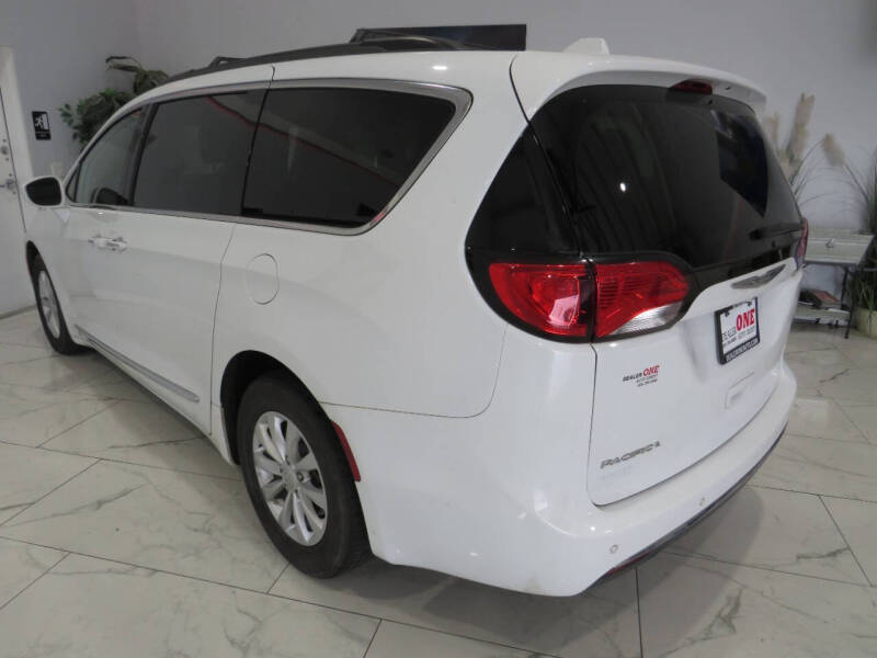 2017 Chrysler Pacifica Touring-L