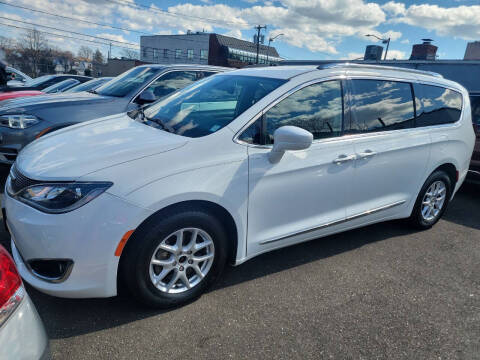 2020 Chrysler Pacifica for sale at OFIER AUTO SALES in Freeport NY