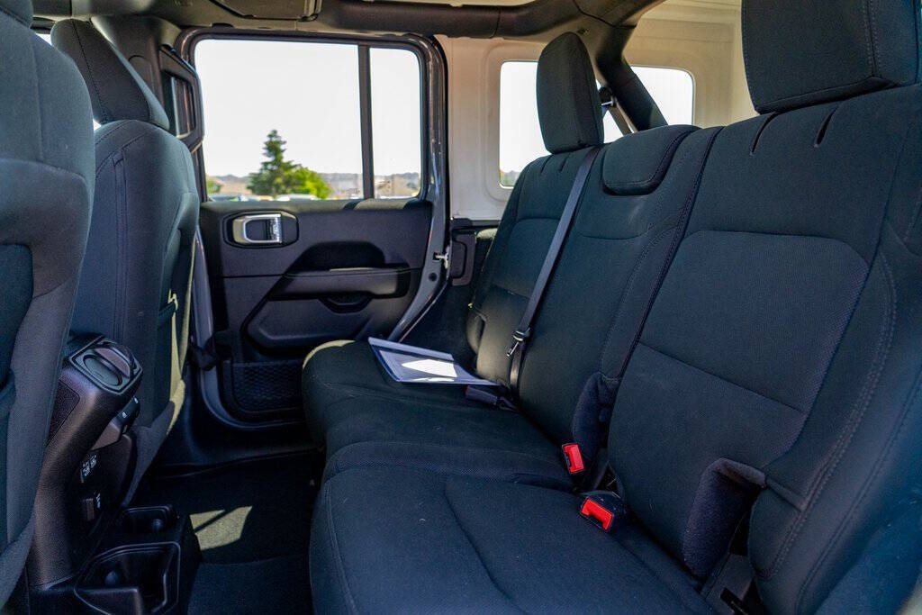 2021 Jeep Wrangler Unlimited for sale at Auto Destination in Puyallup, WA