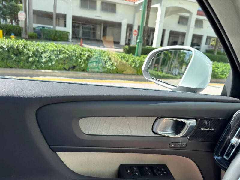 2024 Volvo XC40 B5 Plus Bright Theme