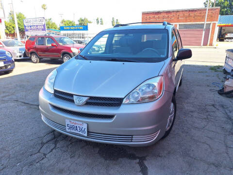 2004 Toyota Sienna LE 8 Passenger