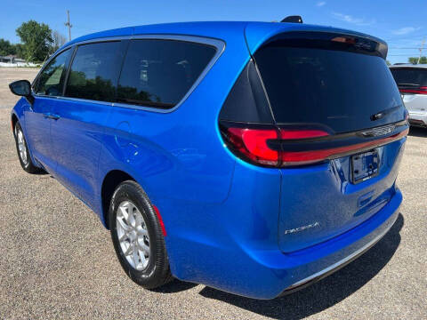 2027 Chrysler Pacifica Select