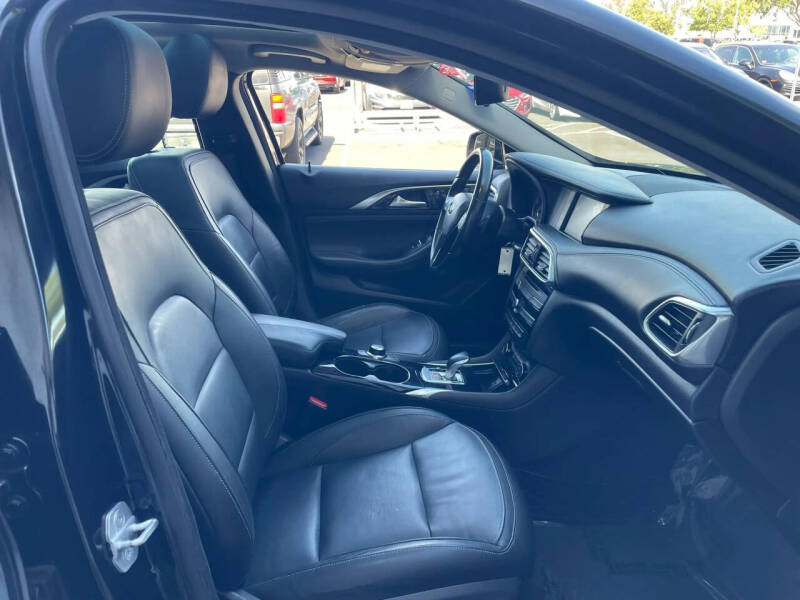 2017 Infiniti QX30 Premium