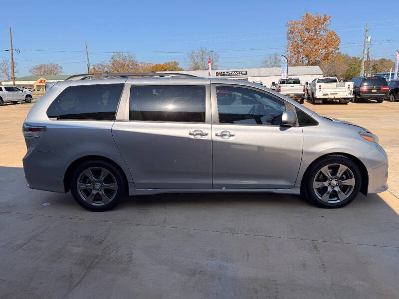 2017 Toyota Sienna SE 8-Passenger