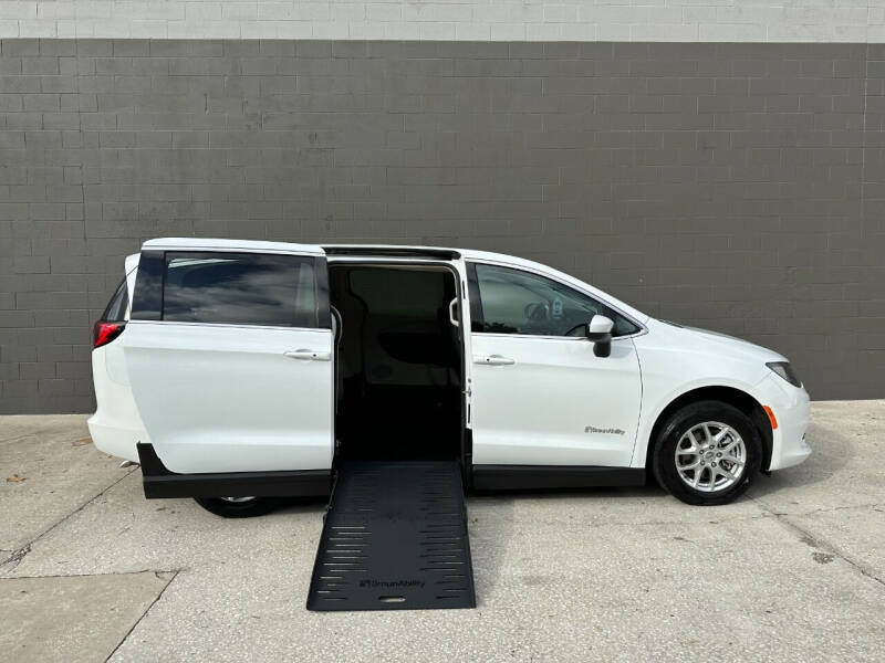 2020 Chrysler Pacifica Limited Red S