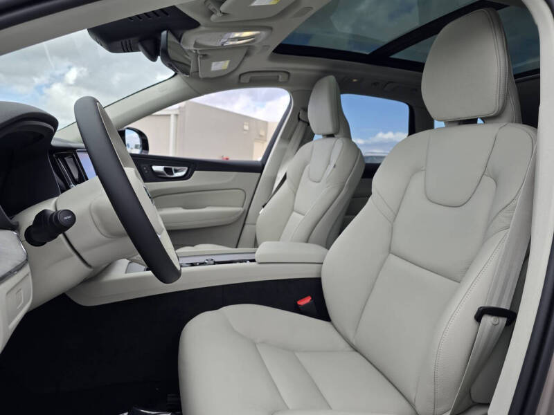 2025 Volvo XC60 B5 Plus Dark Theme