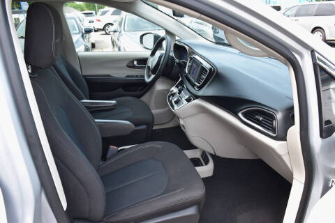 2022 Chrysler Voyager LX