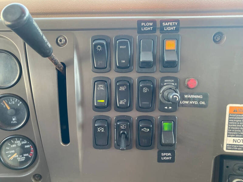 2006 Mack CV713