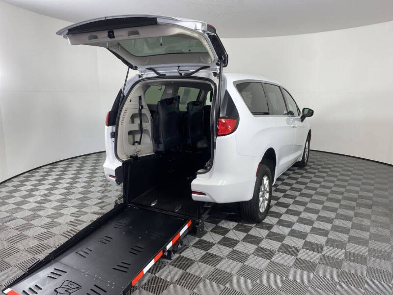 2023 Chrysler Voyager LX's photo