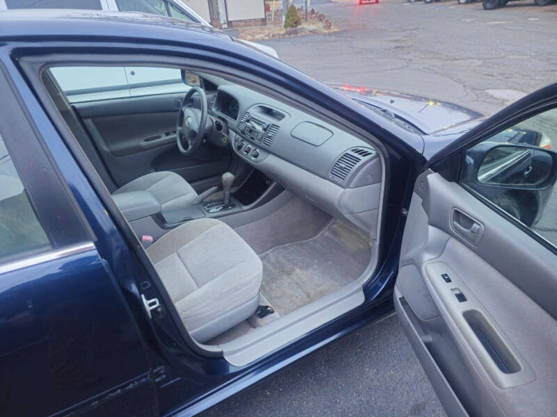 2004 Toyota Camry LE photo 11