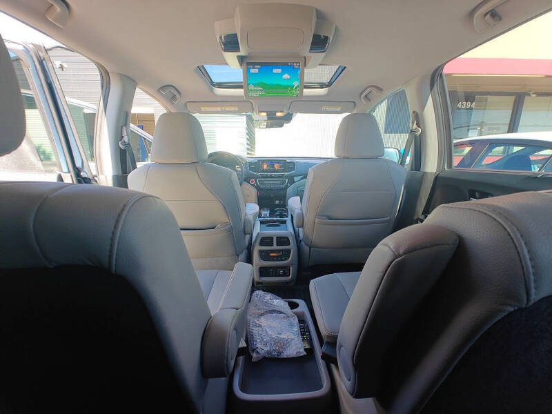 2020 Honda Pilot Touring w/Rear Captain's Chairs