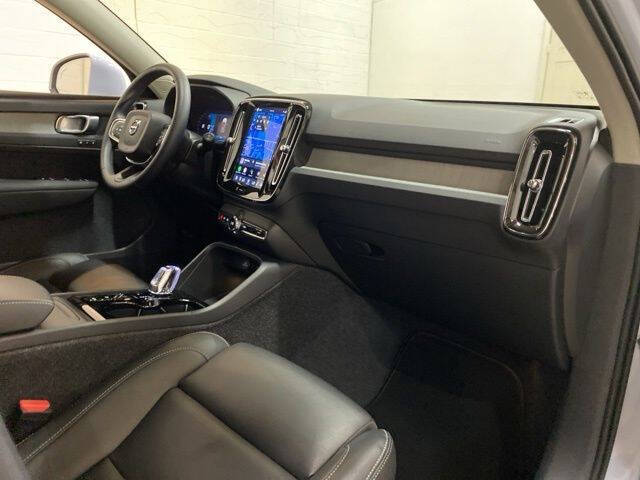 2025 Volvo XC40 B5 Plus Bright Theme