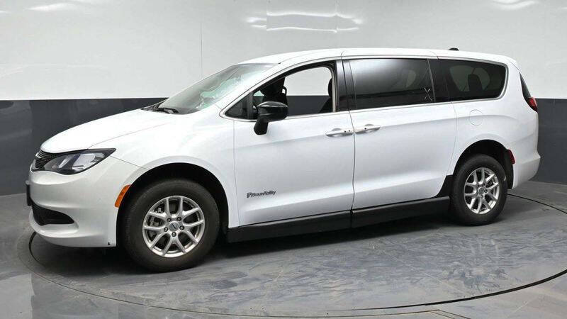2024 Chrysler Voyager LX