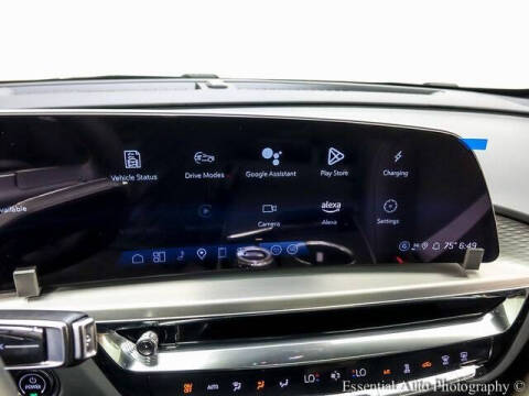 2025 Cadillac LYRIQ Luxury 2