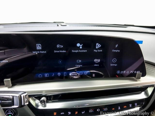 2025 Cadillac LYRIQ Luxury 2