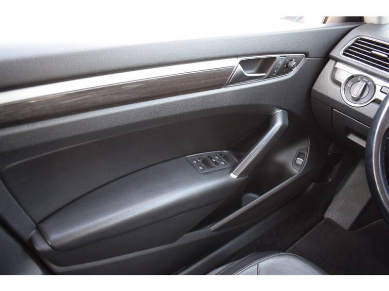 2017 Volkswagen Passat 1.8T SEL Premium