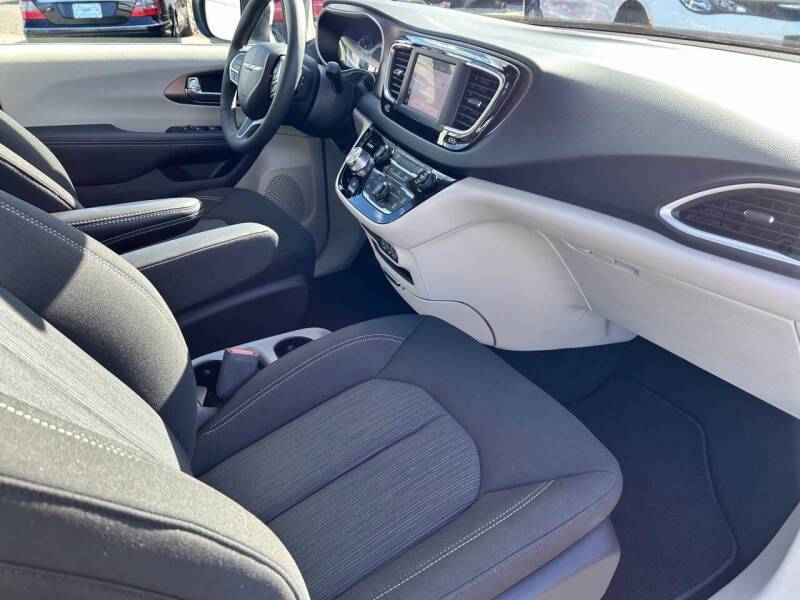 2023 Chrysler Voyager LX