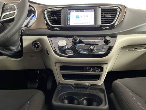 2024 Chrysler Voyager LX