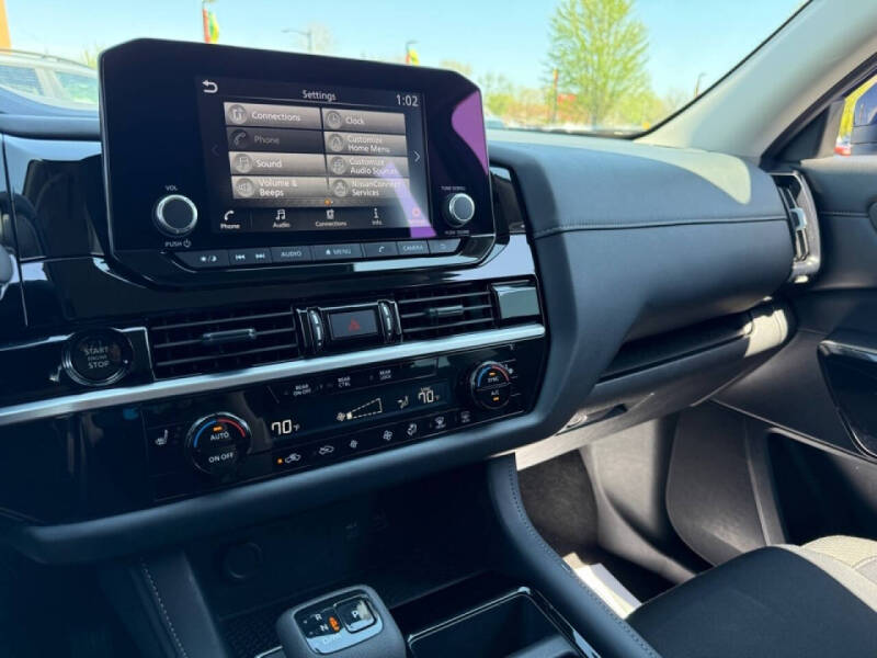 2025 Nissan Pathfinder SV