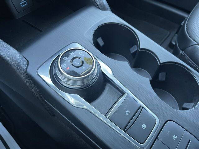 2022 Ford Escape Hybrid Titanium