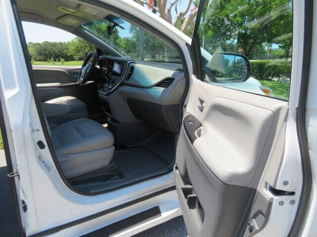 2016 Toyota Sienna LE Mobility 7-Passenger