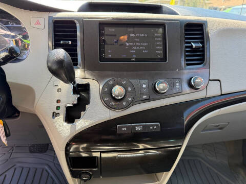 2012 Toyota Sienna LE 7-Passenger Auto Access Seat