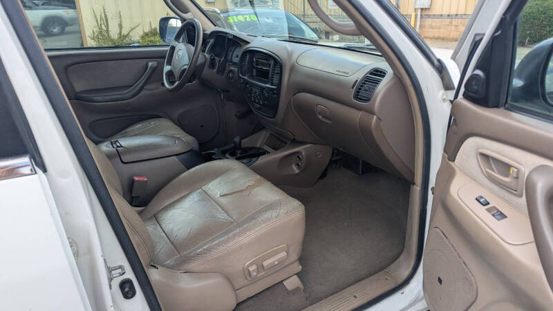 2004 Toyota Sequoia SR5