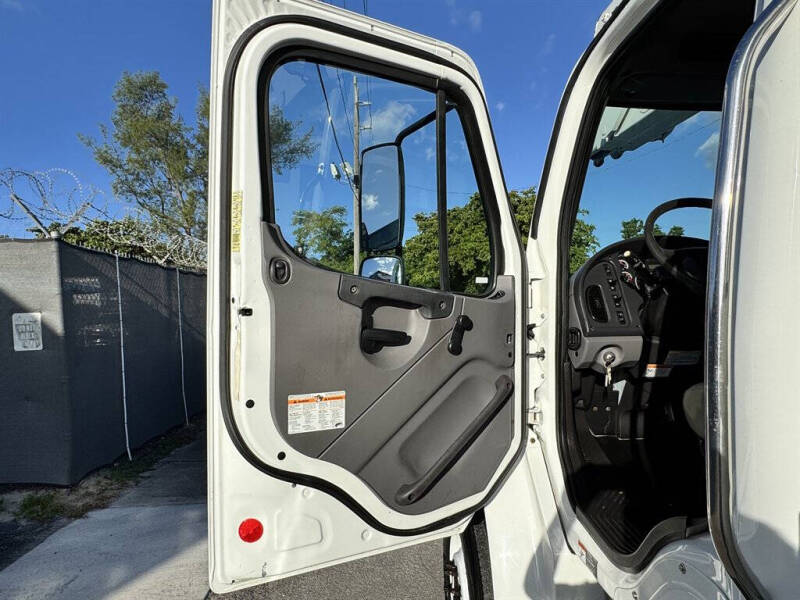 2015 Freightliner M2 106