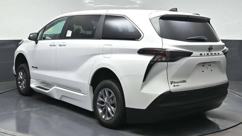 2025 Toyota Sienna LE 8-Passenger